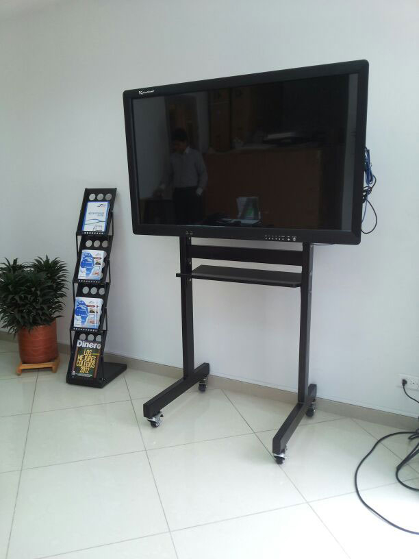 Instalacion de televisor en soporte de piso movil industrial
